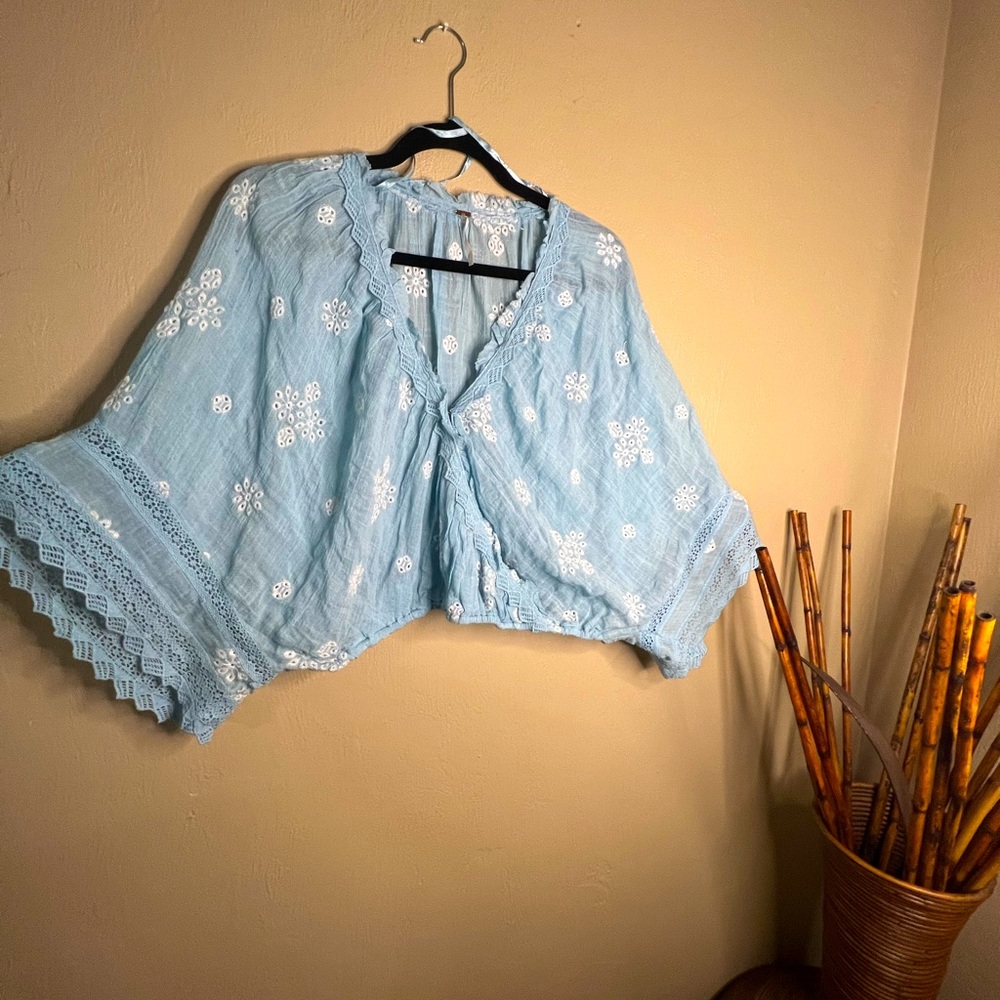 $50-Free People Cropped Blouse 3/4 Sleeves Size XS - Light Blue w/White Accents